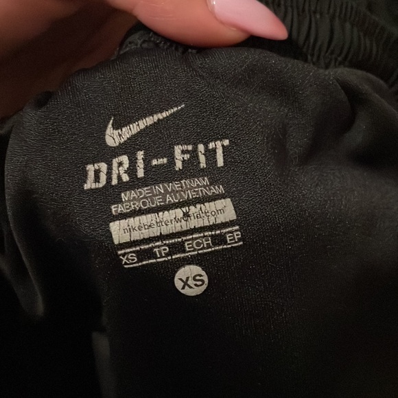 All black Nike - Picture 4 of 4